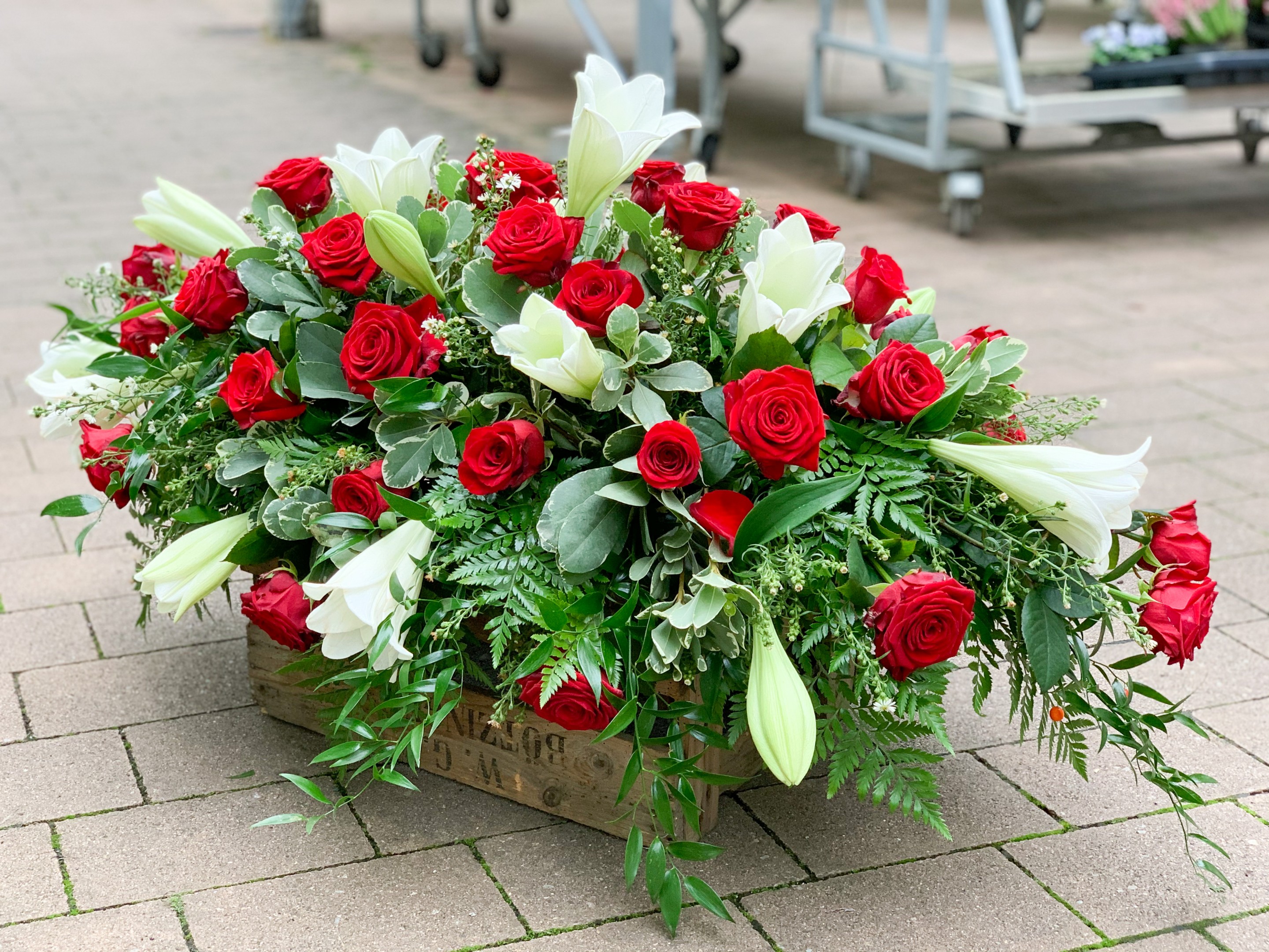 Sargbukett Rote Rosen und Weiße Lilien Bild 2
